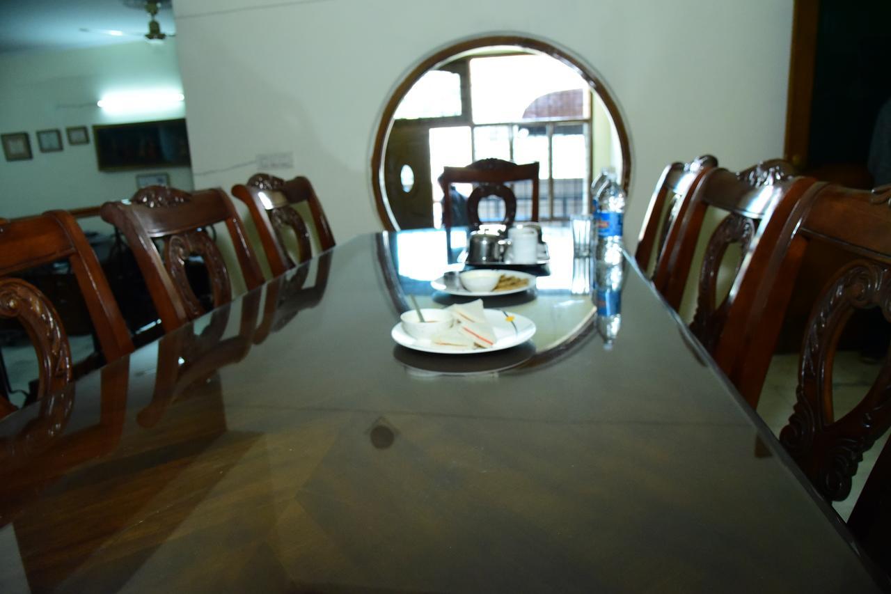 The Mayflower Hotel غورغاون المظهر الخارجي الصورة