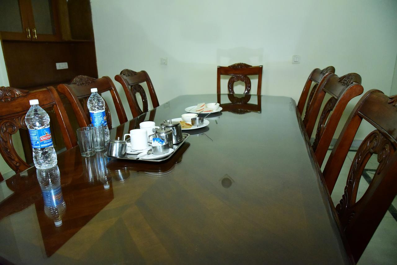 The Mayflower Hotel غورغاون المظهر الخارجي الصورة